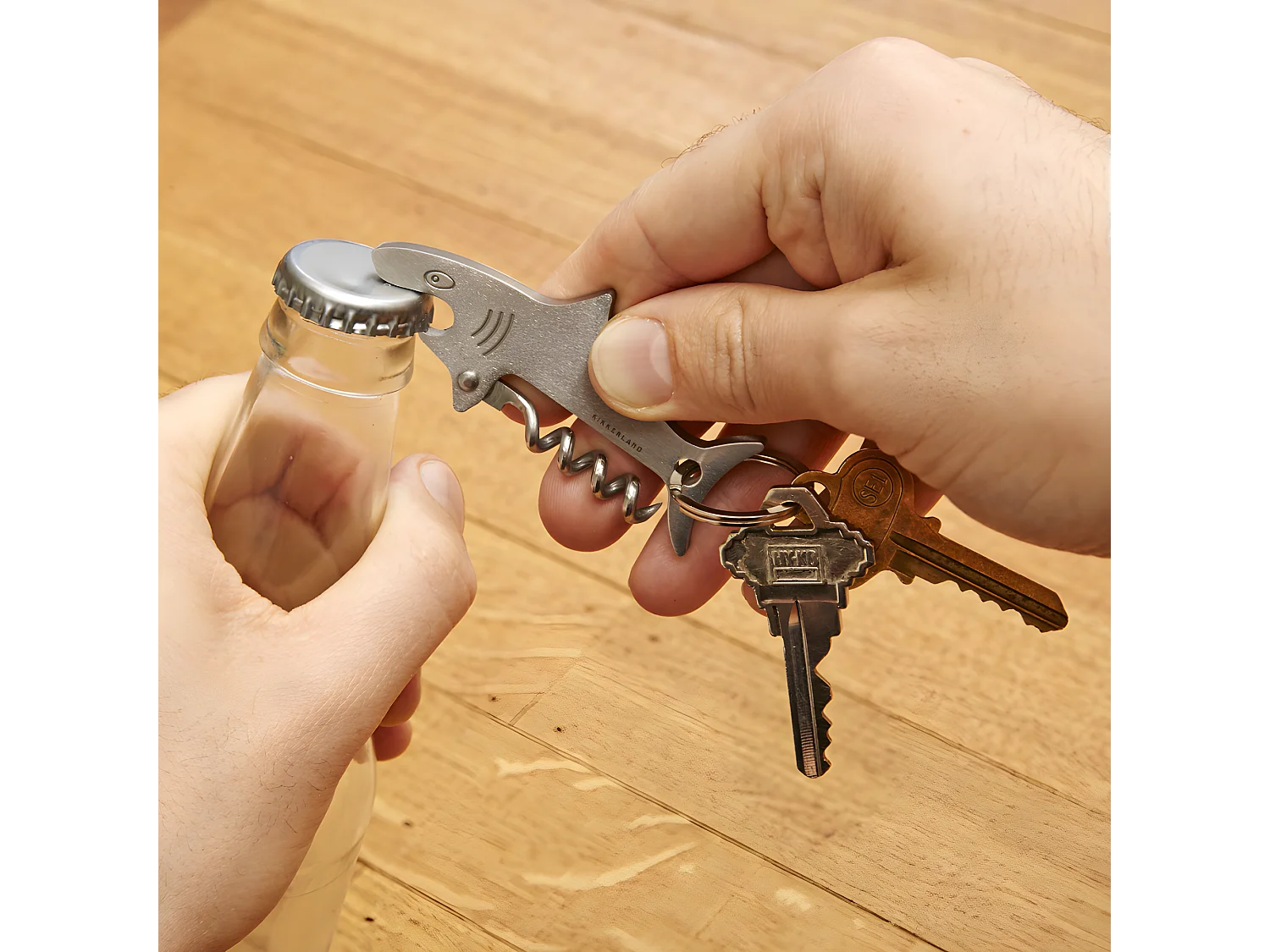 Porte-clés tire-bouchon Requin Argent  Kikkerland