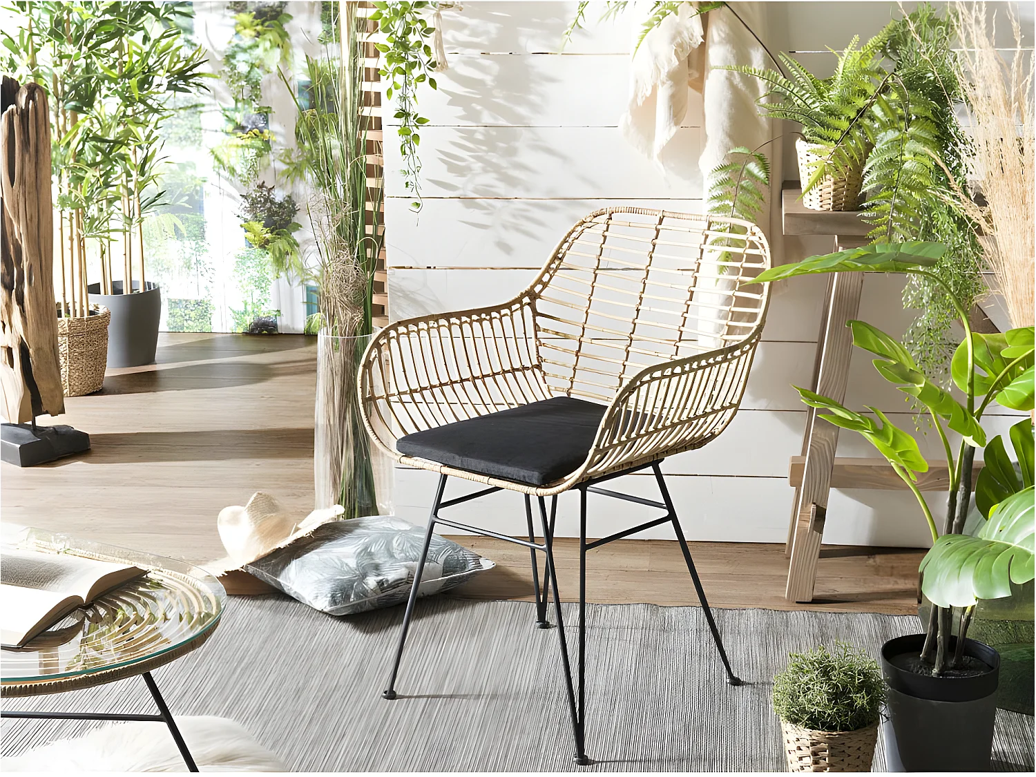 CHLOE - Fauteuil rotin naturel LONG ISLAND coussin noir pieds métal