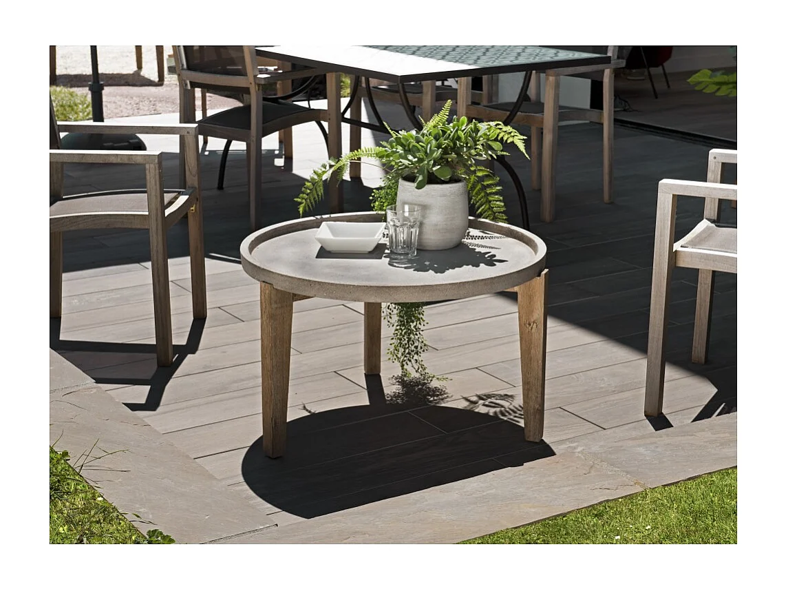 HECTOR - Table basse de jardin ronde béton 81x81 cm pieds bois acacia