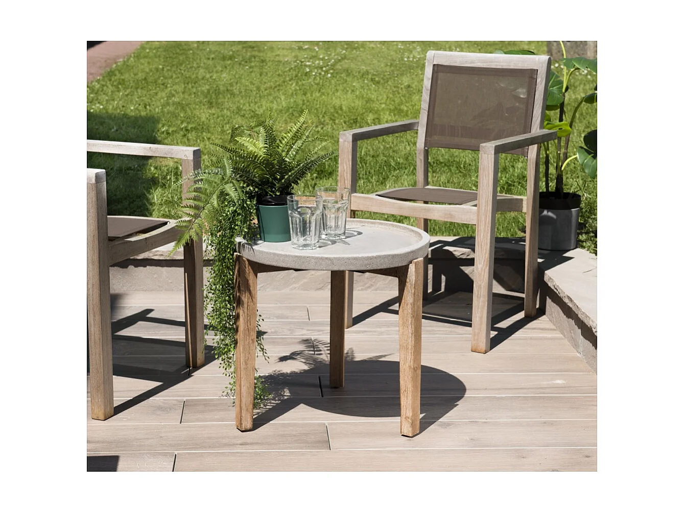 HECTOR - Table d'appoint de jardin béton diam 50 cm pieds bois acacia