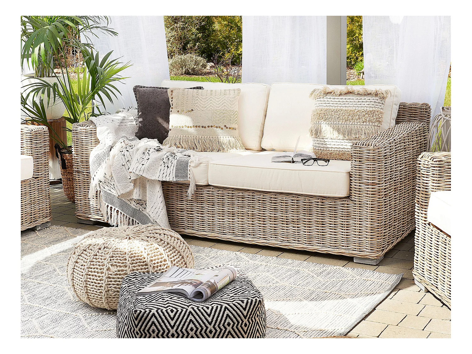 Klassisches Gartensofa hellbraun mit Auflagen in Cremeweiß Rattan 2-Sitzer Ardea