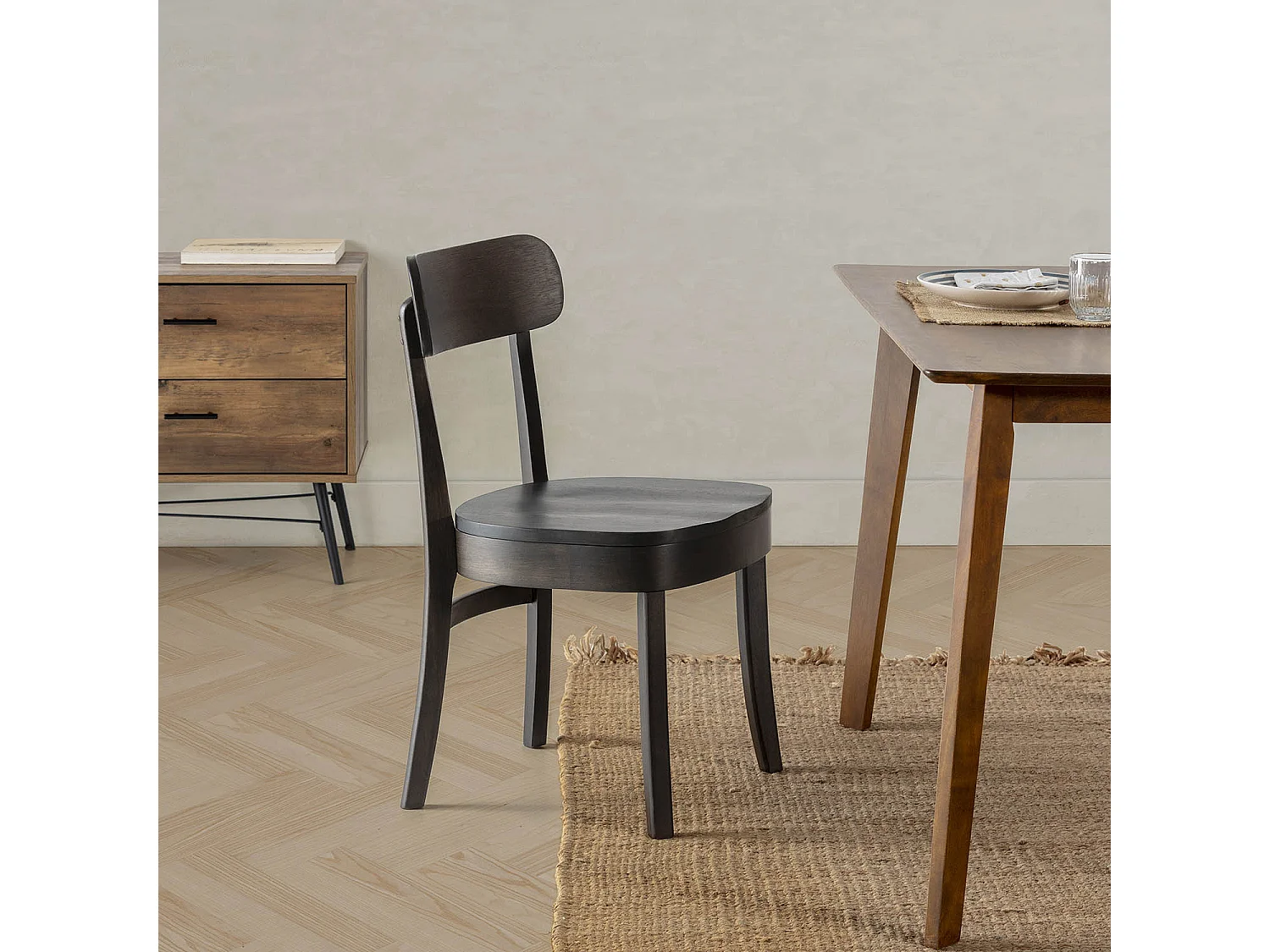 Set van 2 stoelen Nala in de kleur zwart, massief hout.