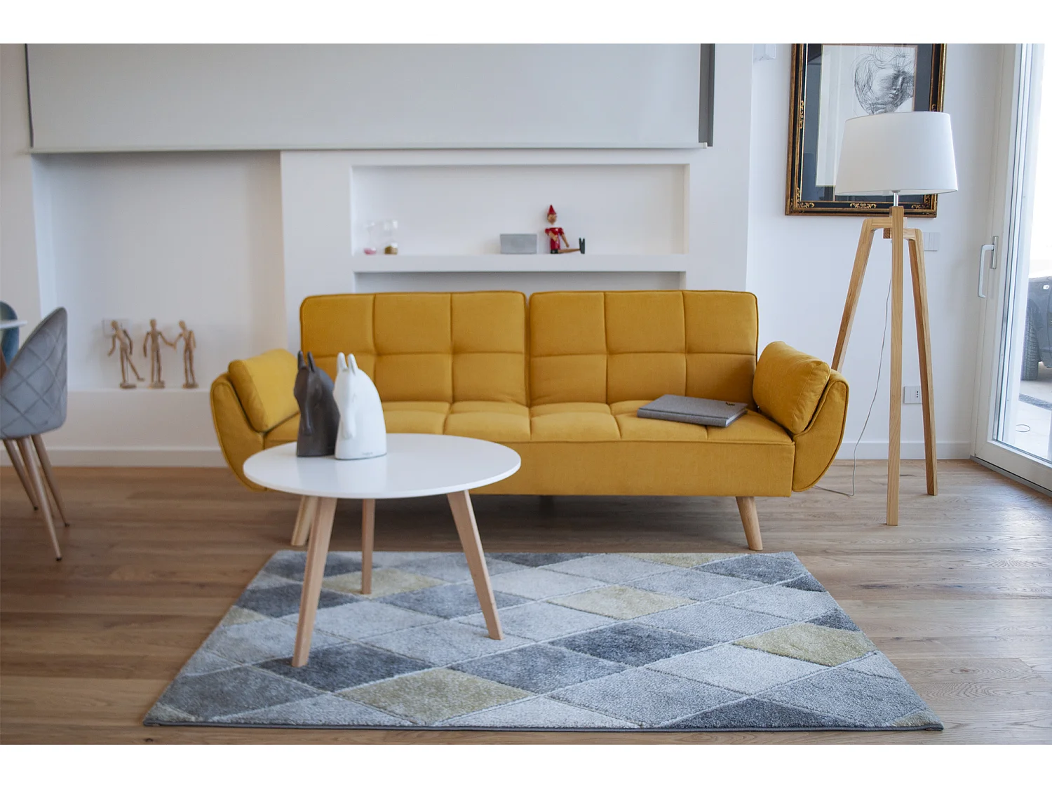 Divano letto clic clac in tessuto vellutato giallo - Ambra piede legno naturale