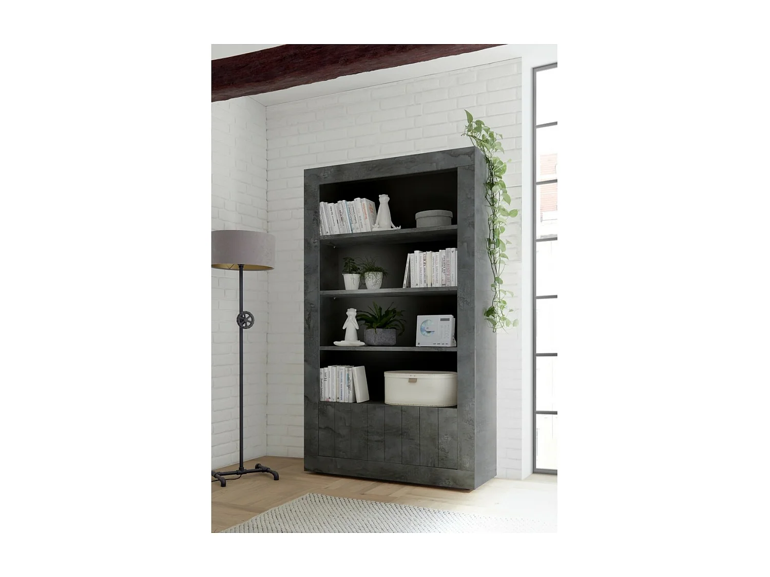 Zeer trendy bibliotheek met veel planken in donkergrijs betoneffect uit de URBAN collectie.
