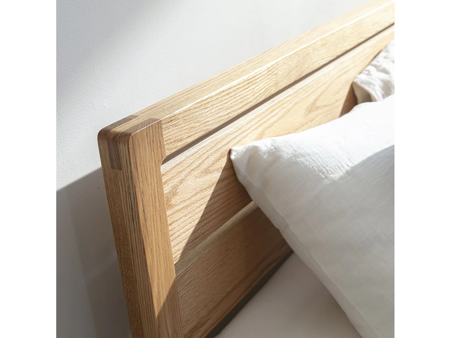 Lit avec tête de lit intégrée en MDF plaquage chêne et pieds en bois massif 160x200 - LT17013