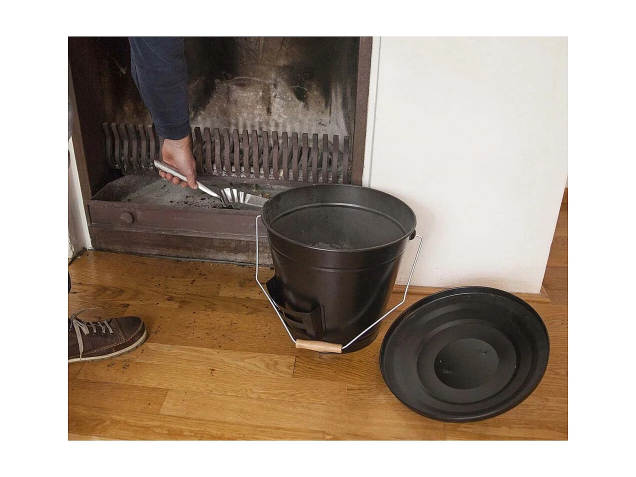 Seau à cendres avec pelle