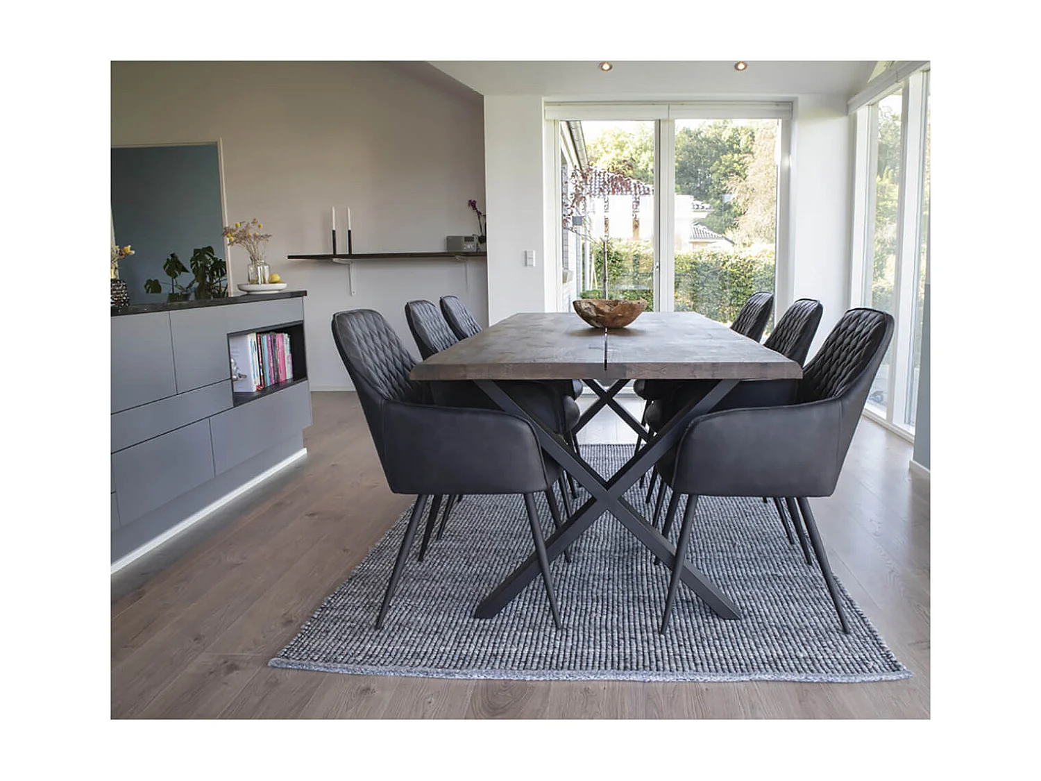 VIBY - Lot de 4 Fauteuils Simili Noir et Piétement Acier Noir