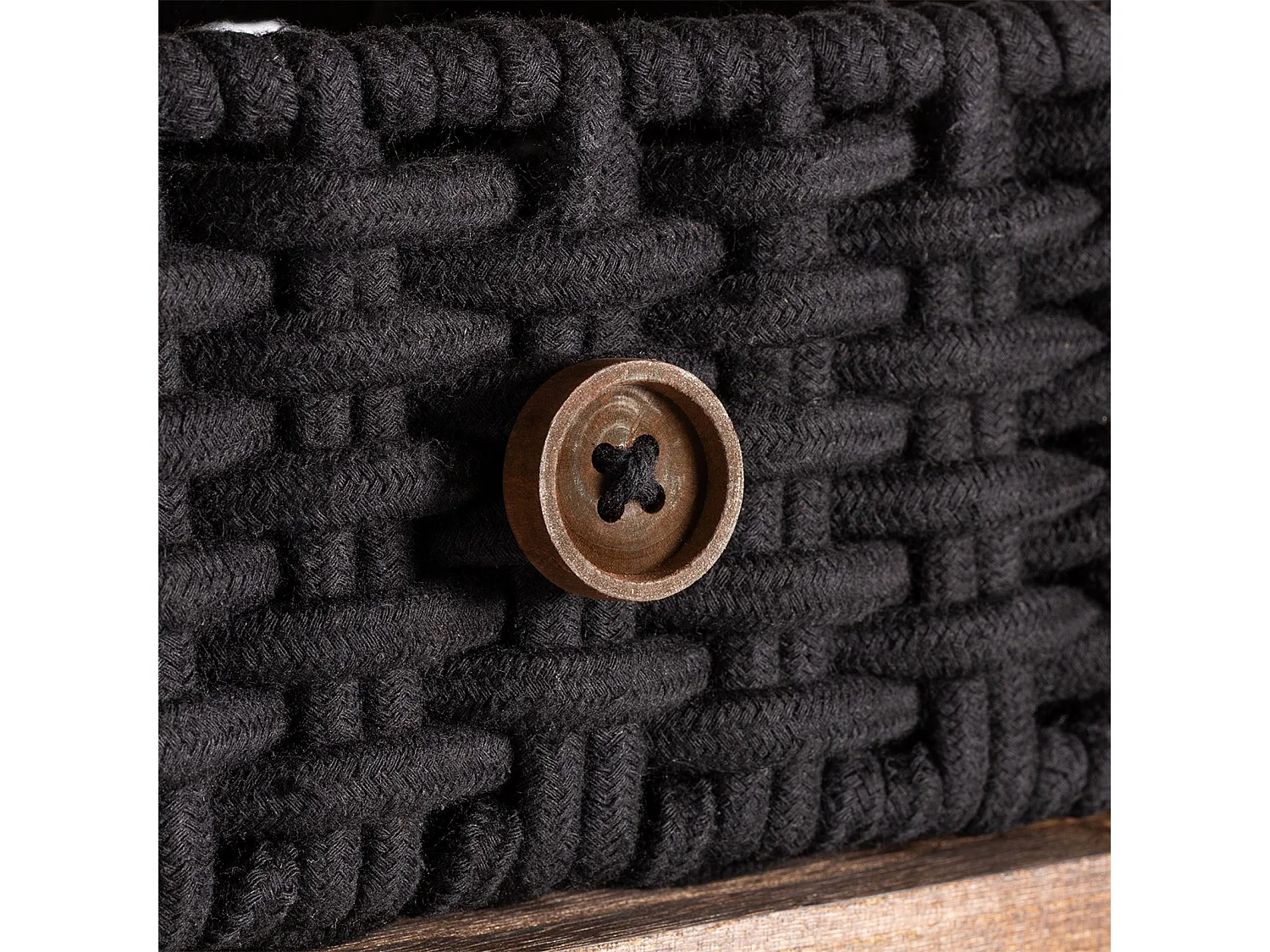 Chiffonnier PLUTO petite commode de nuit en bois de paulownia brun foncé, avec 3 paniers en coton tressé noir