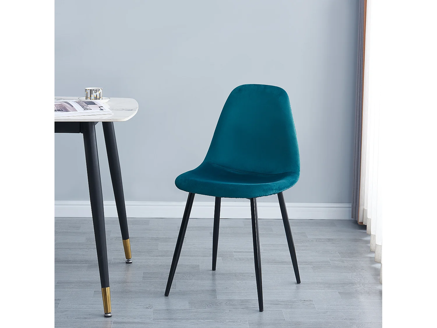 Lot de 4 chaises scandinaves en métal et velours bleu canard