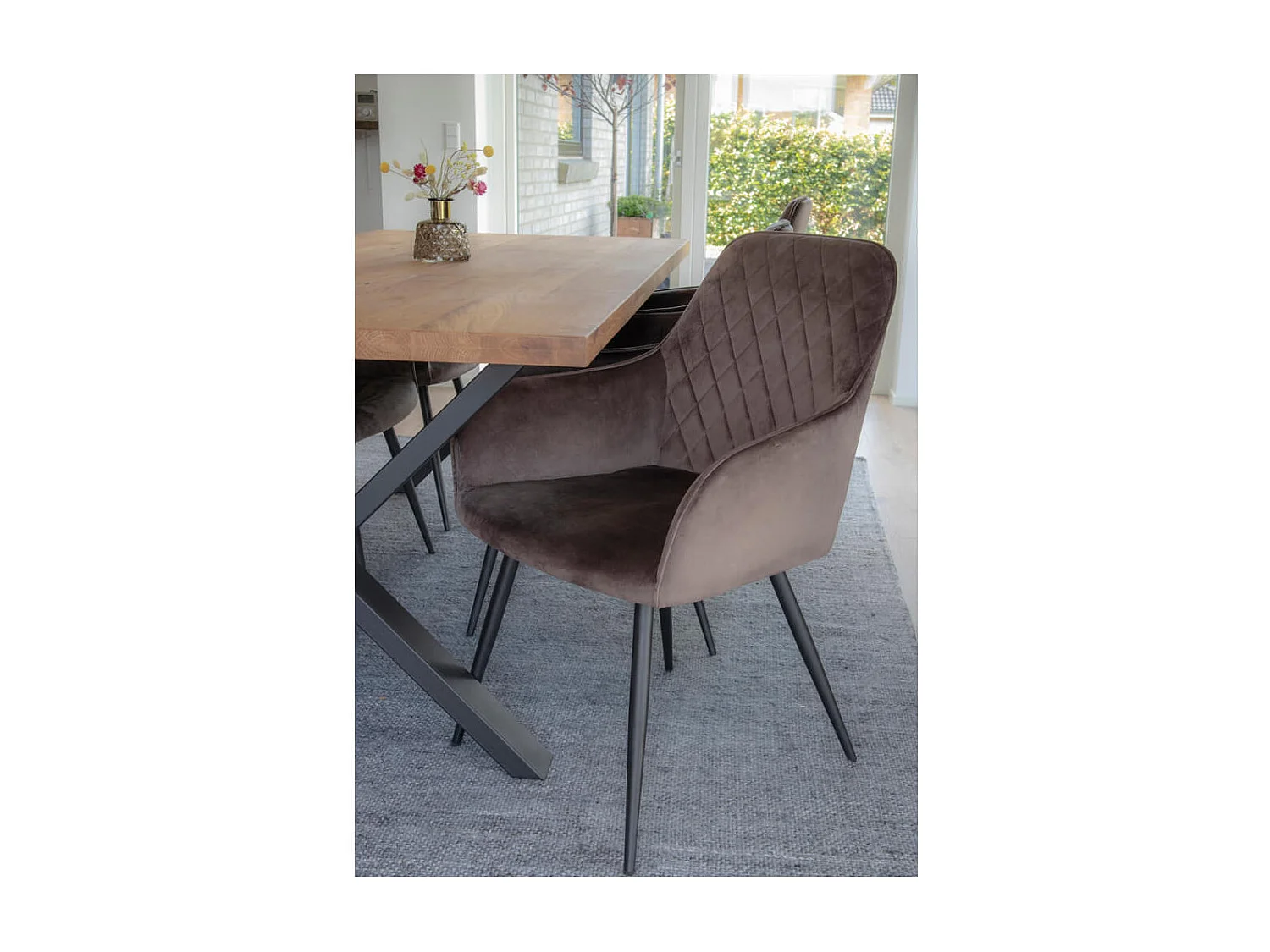 VIBY - Lot de 4 Fauteuils Velours Taupe et Piétement Acier Noir