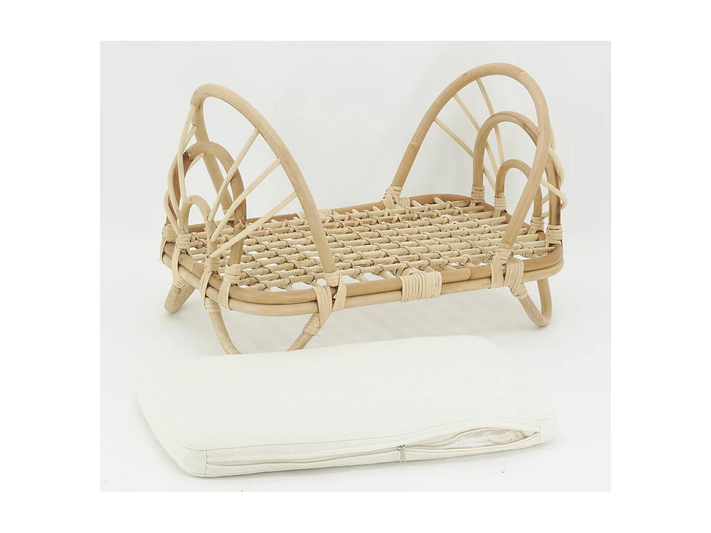 Lit de poupée en rotin naturel + coussin