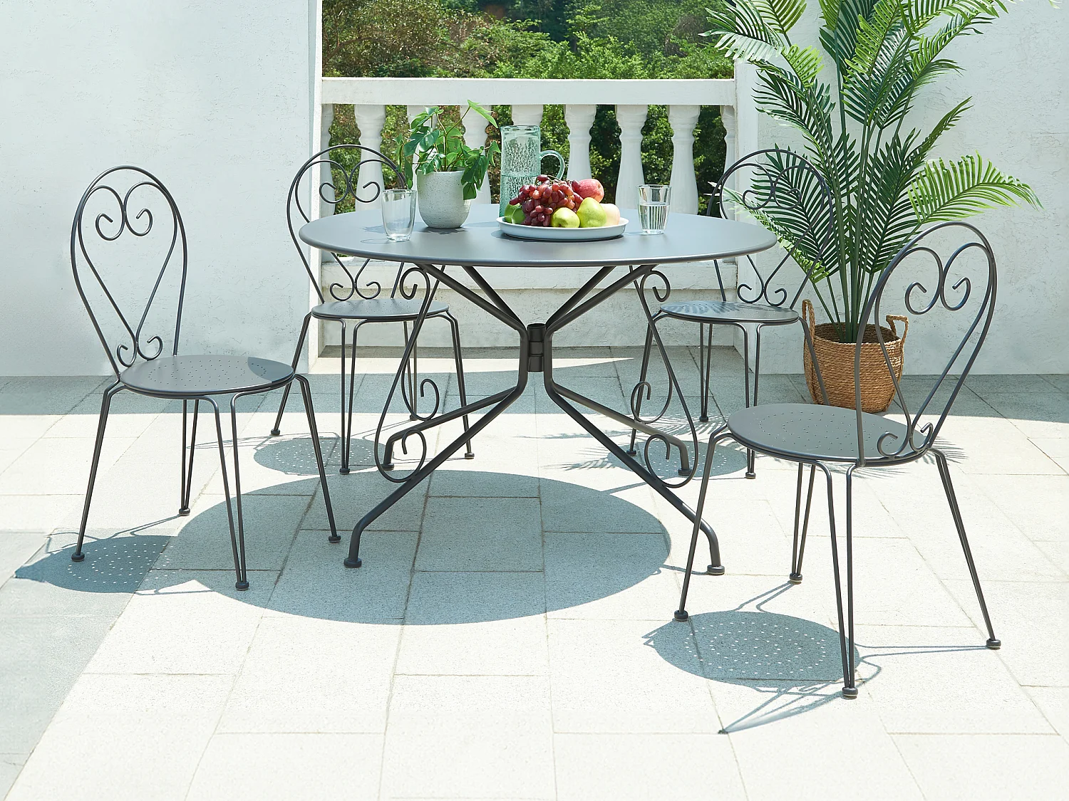 Mesa y sillas de jardín de metal estilo hierro forjado: una mesa de D.120cm y 4 sillas apilables - Antracita - GUERMANTES de MYLIA