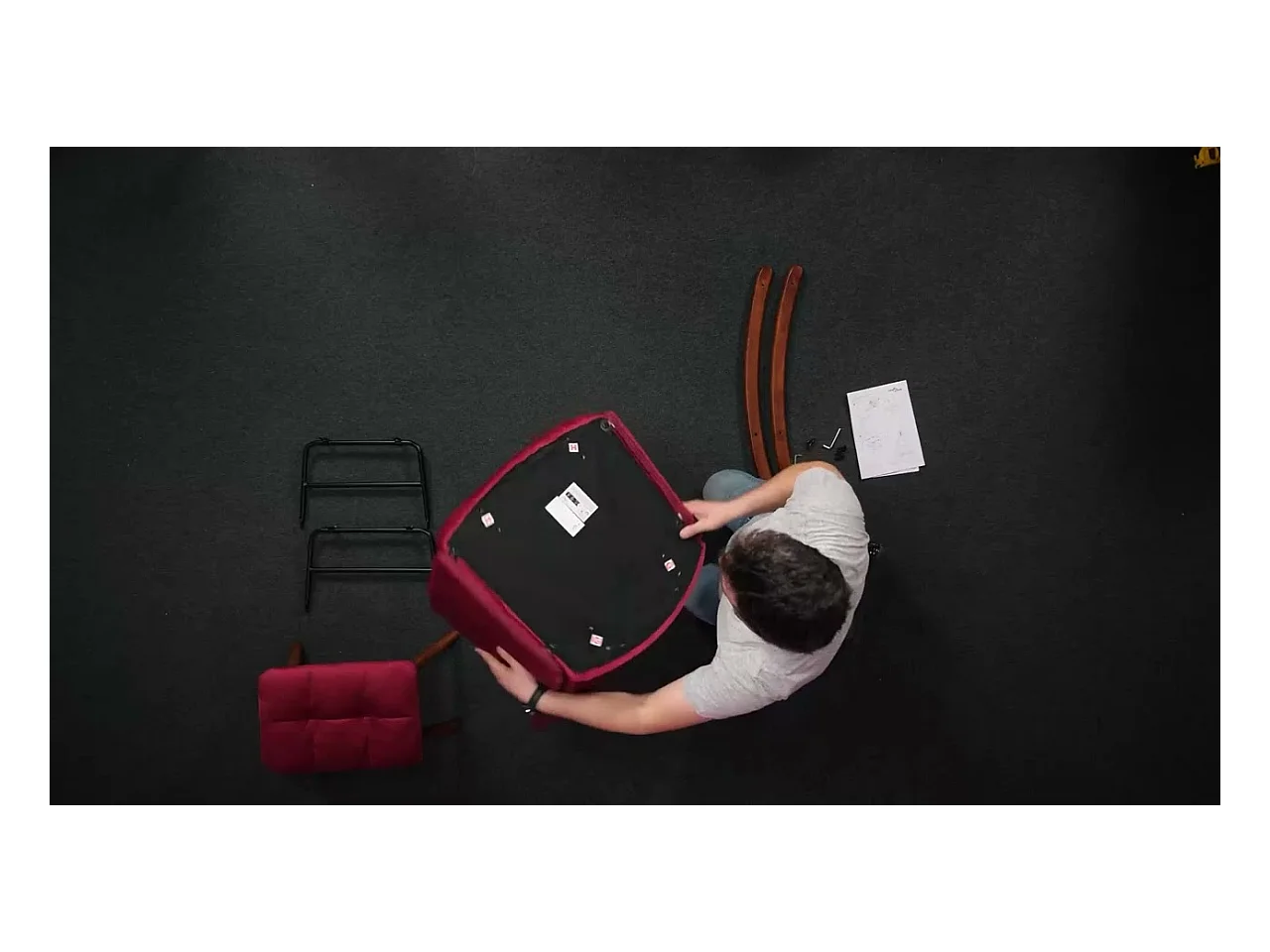 Silla mecedora con reposapiés terciopelo crema