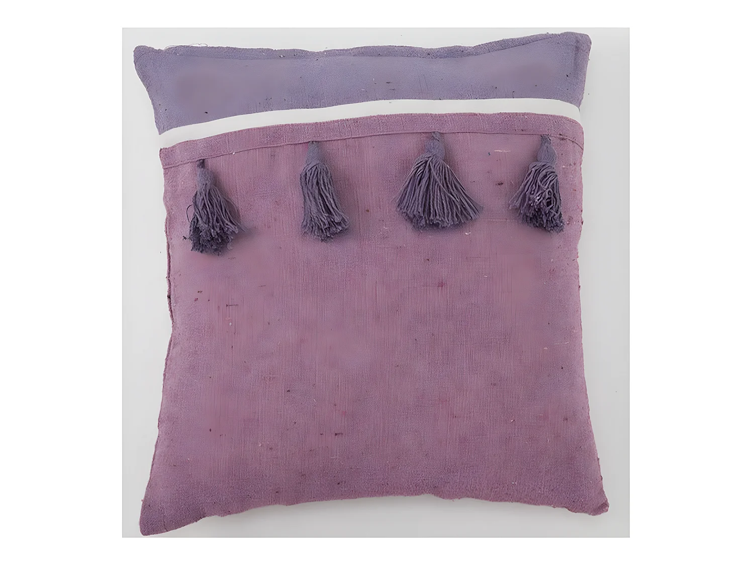 Funda de cojin Cuadrado Pompon Lila (45X45). Sin Relleno.