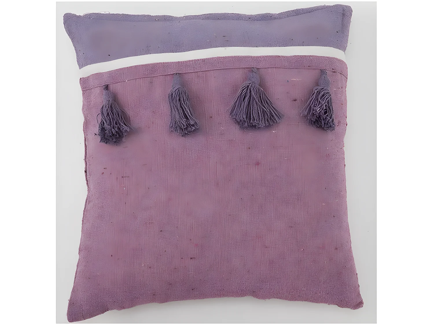 Funda de cojin Cuadrado Pompon Lila (45X45). Sin Relleno.