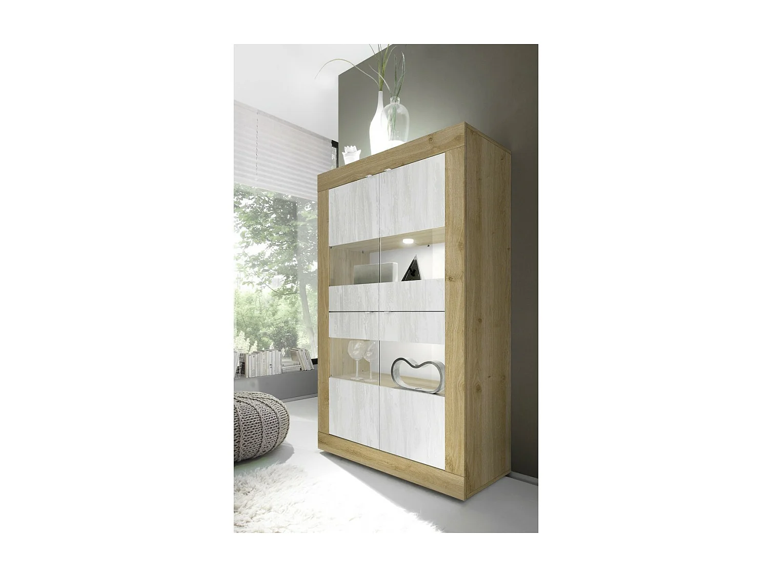 Vitrine design met 4 deuren, collectie ACCESS. Kleuren wit en licht eiken.