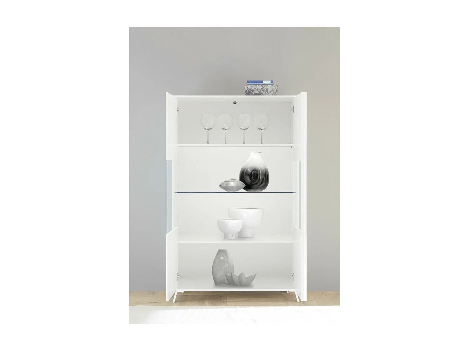 Vitrina de 2 puertas colección SKY. Color blanco lacado brillante.