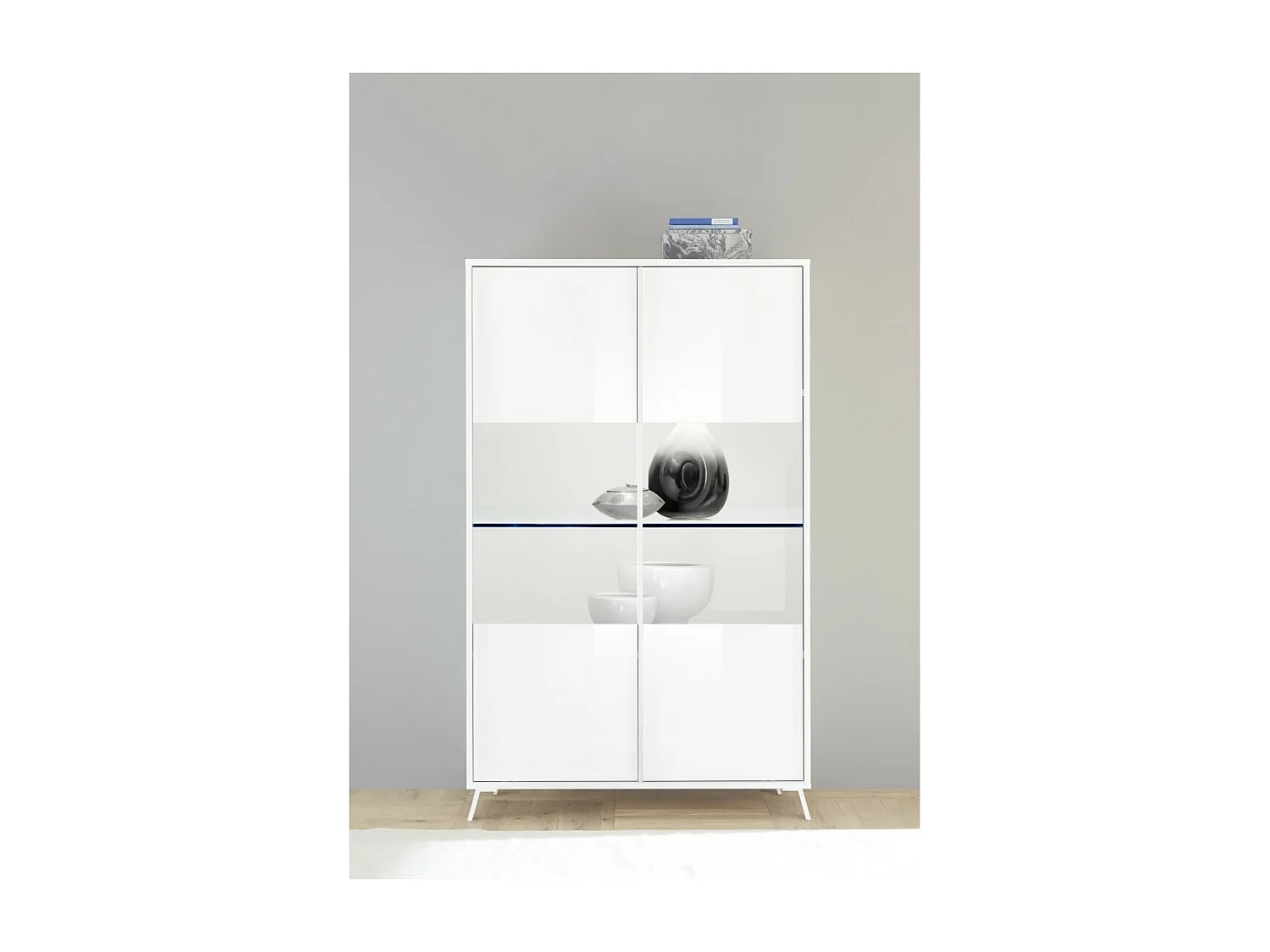 Vitrine met 2 deuren uit de SKY collectie. Hoogglans wit gelakt.