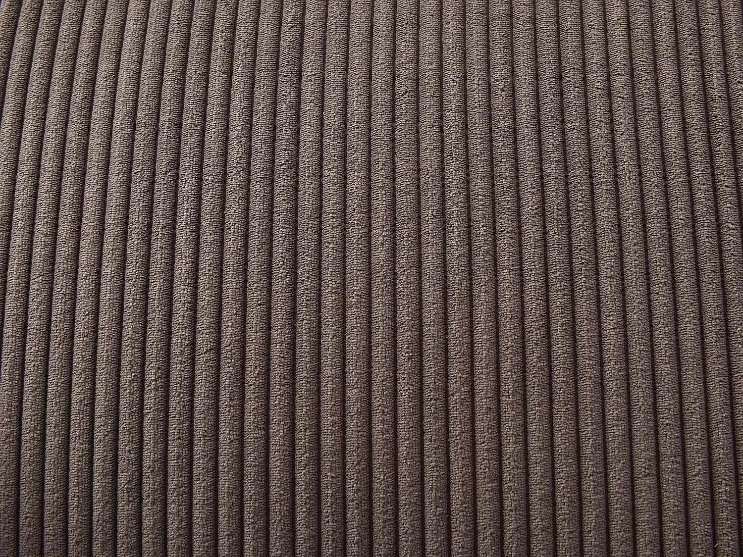 Uitschuifbare driezitsslaapbank van bruin ribfluweel SEKOTA