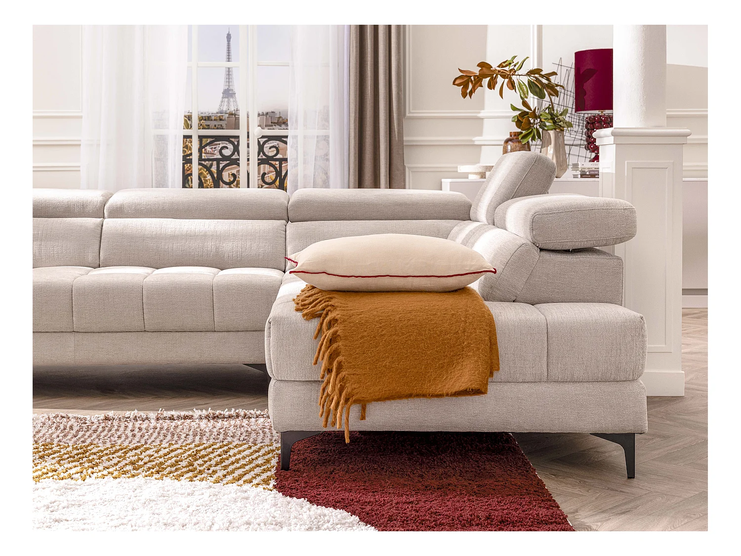 Hjørnesofa med elektrisk sæde højrevendt i beige stof MONISO