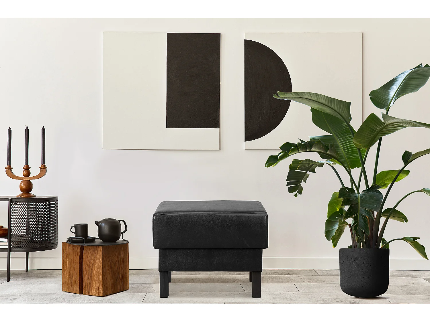 Sitzhocker auf hohen Holzbeinen - schwarz - ESPECTO