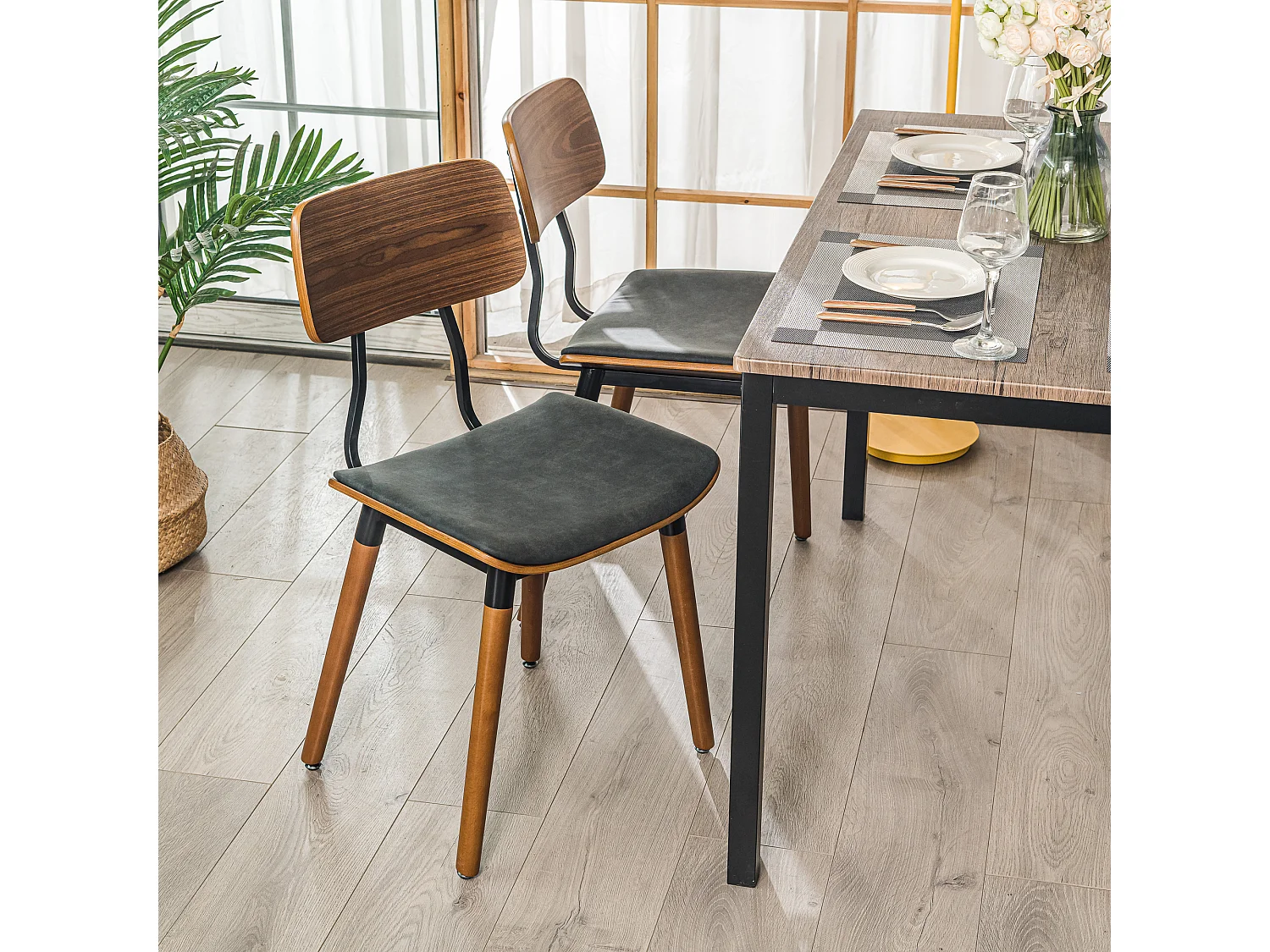 Lot de 2 chaises en bois et simili noir