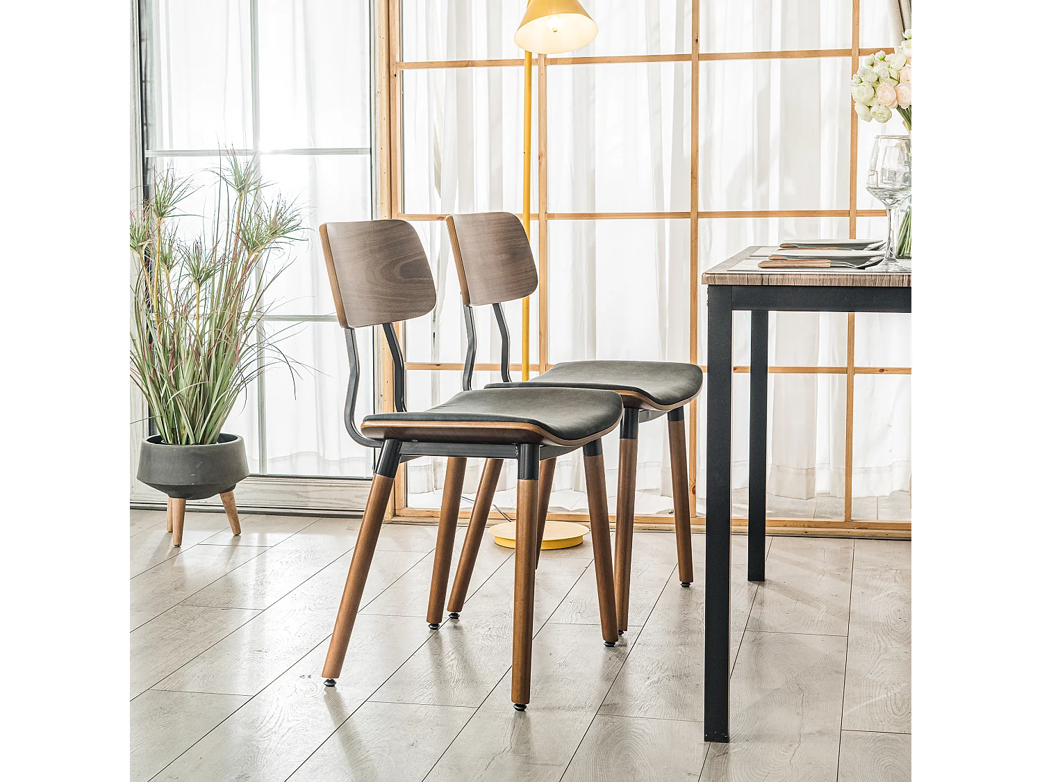 Lot de 2 chaises en bois et simili noir