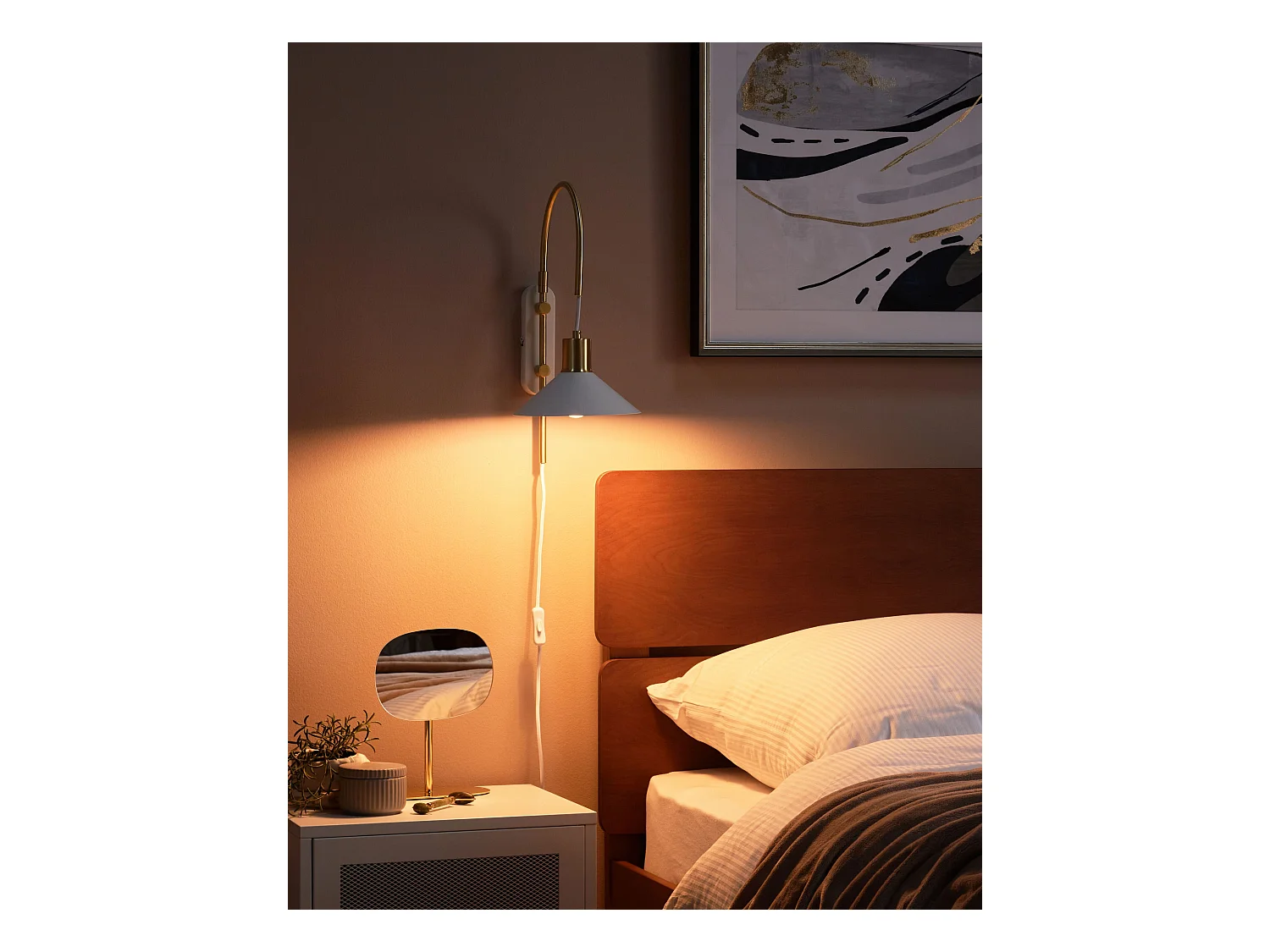 Wandleuchte Metall gold / weiß Kegelform 1-flammig gebogen mit Schalter Sissa