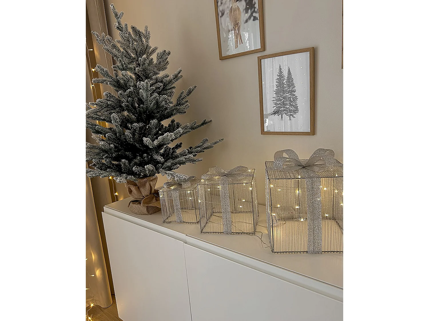 Zestaw 3 dekoracji ogrodowych LED prezenty świąteczne 25 cm srebrny ARNES