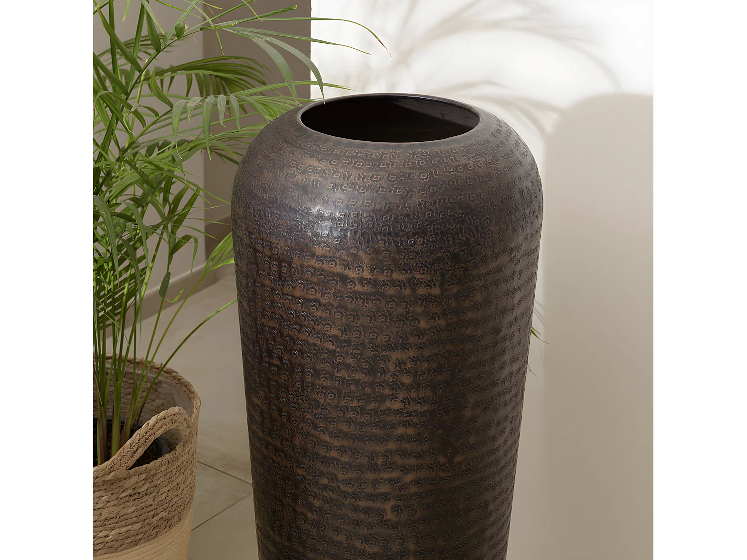 HONORE - Vase alu L30cm H85cm couleur cuivre noir antique avec gravures