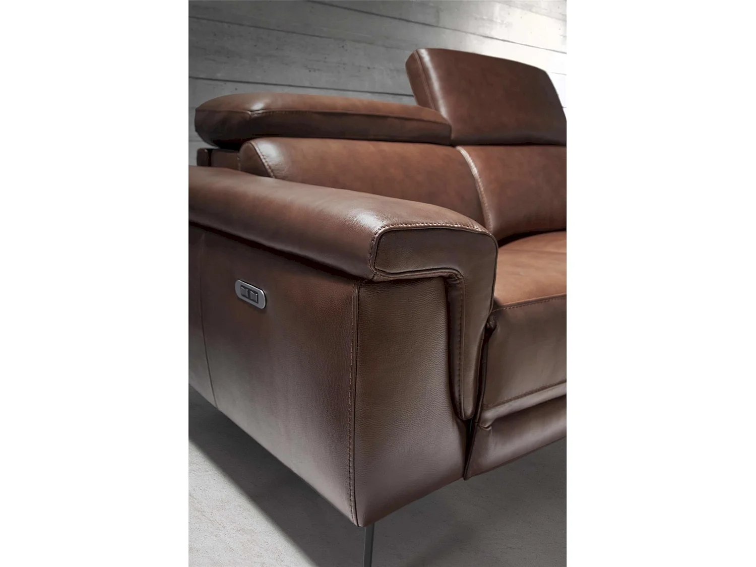 Canapé 2 places cuir vachette appuis-tête articulés mécanismes de relaxation électriques