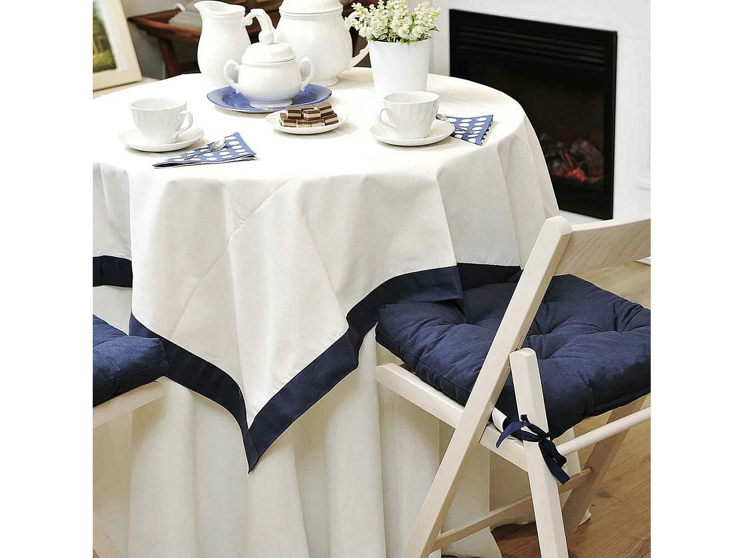 Table Camilla Gazte, finition sans vernis, 45x45x75 cm