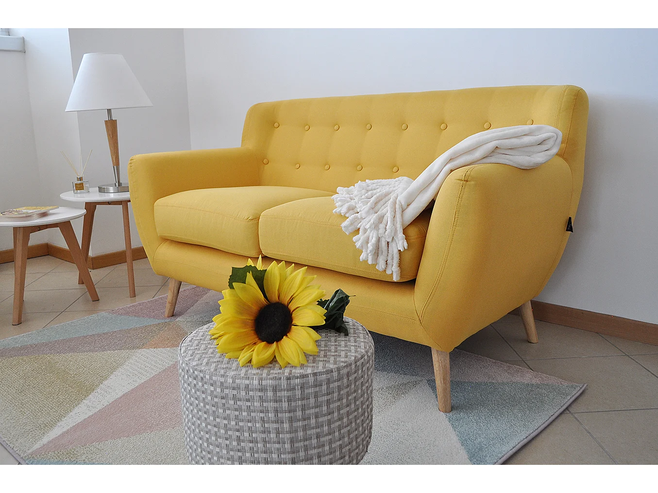 Divano 2 posti in tessuto giallo dallo stile scandinavo mod. Emily