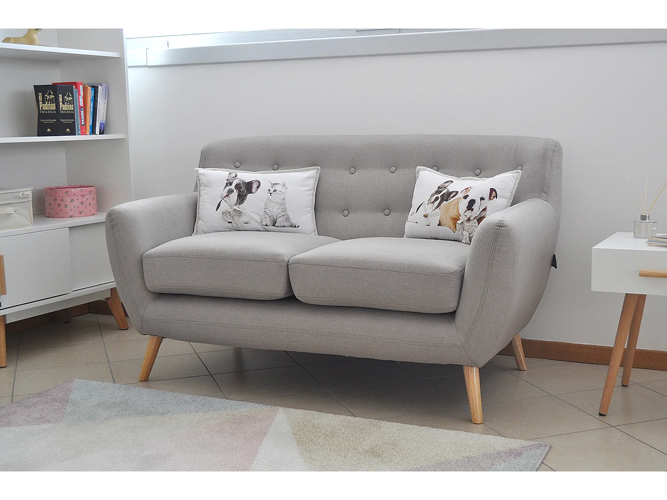 Divano 2 posti in tessuto tortora dallo stile scandinavo mod. Emily