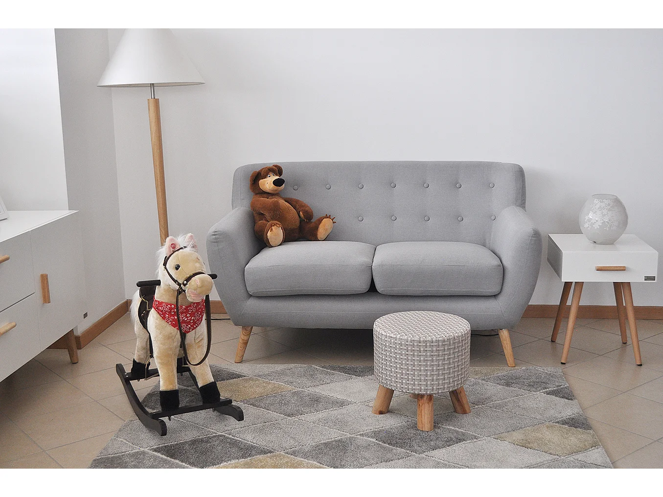 Divano 2 posti in tessuto grigio dallo stile scandinavo mod. Emily