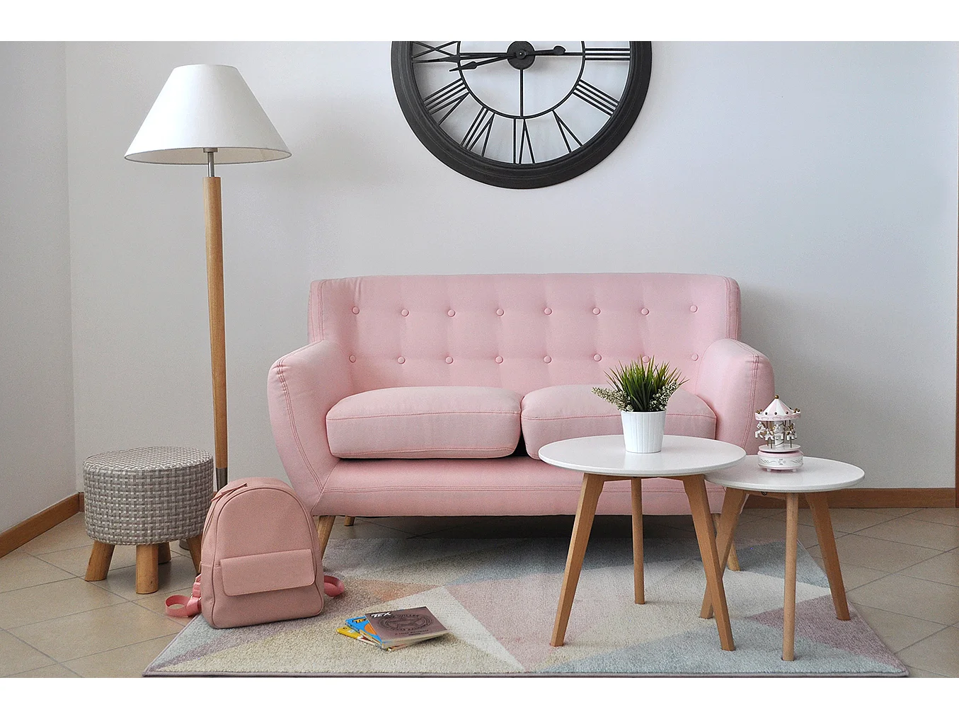 Divano 2 posti in tessuto rosa  dallo stile scandinavo mod. Emily