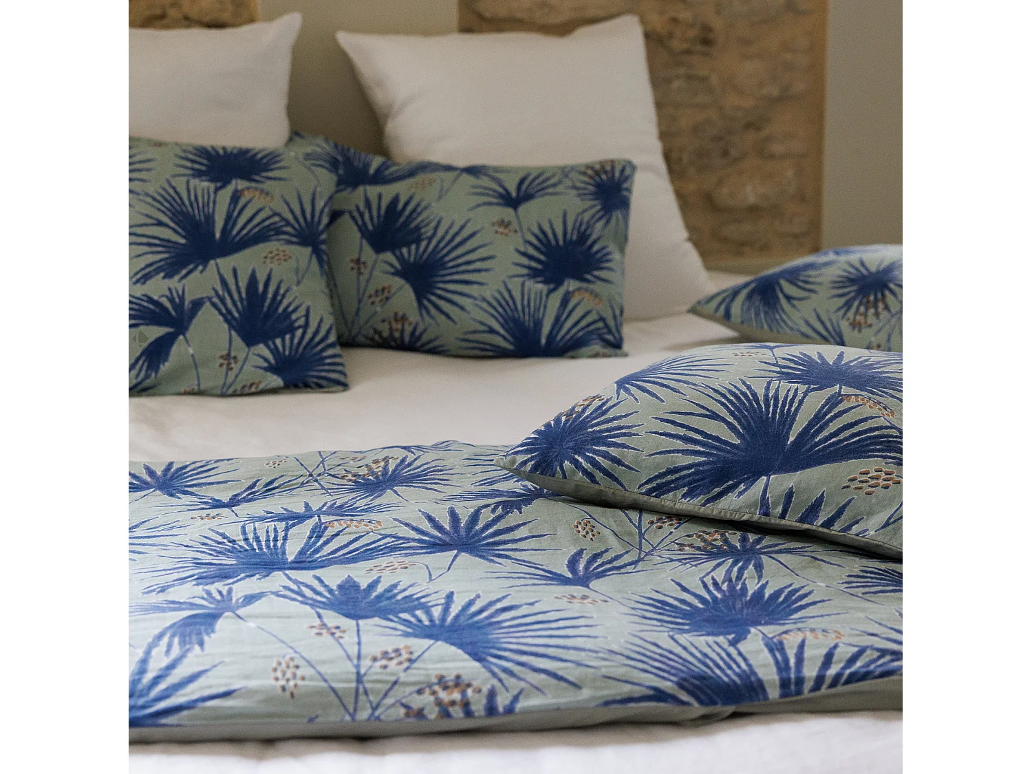 Housse de coussin 45x45 cm lin lavé motif végétal PALAWAN bleu Indigo