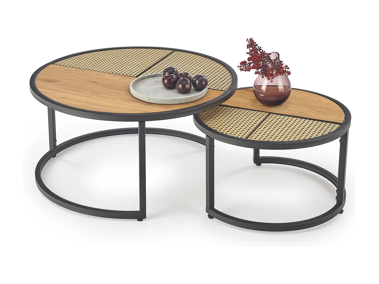 Ensemble de deux tables basses rondes aspect chêne et rotin Later