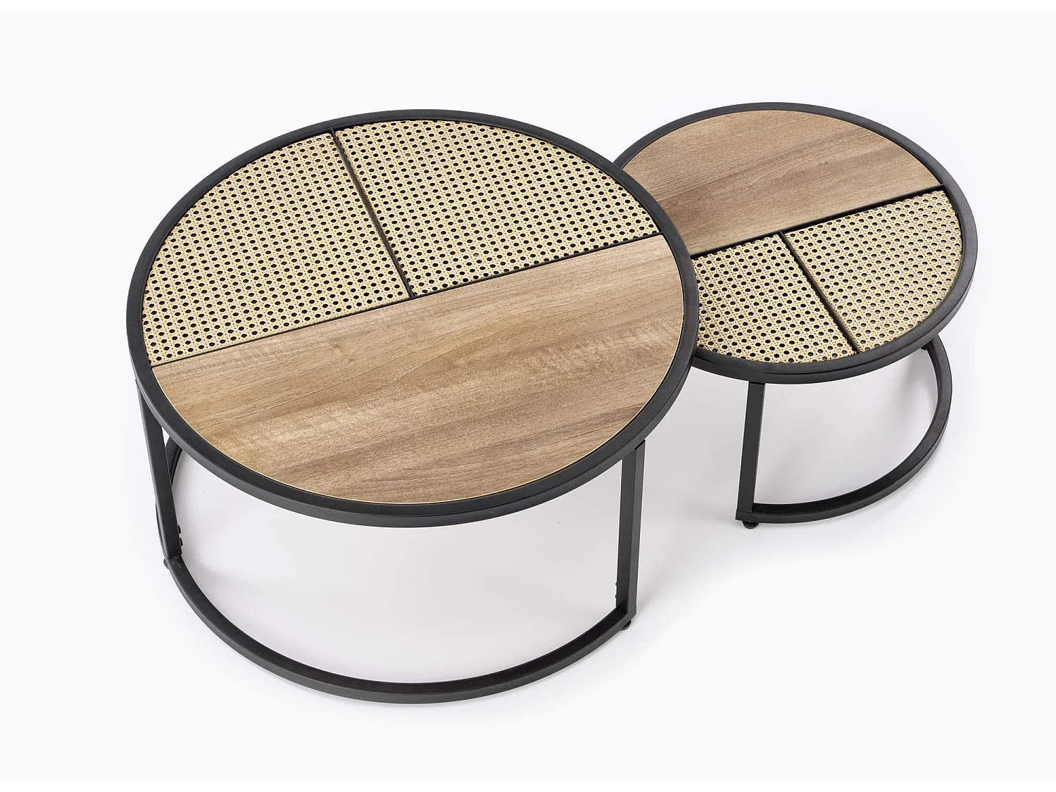 Ensemble de deux tables basses rondes aspect chêne et rotin Later