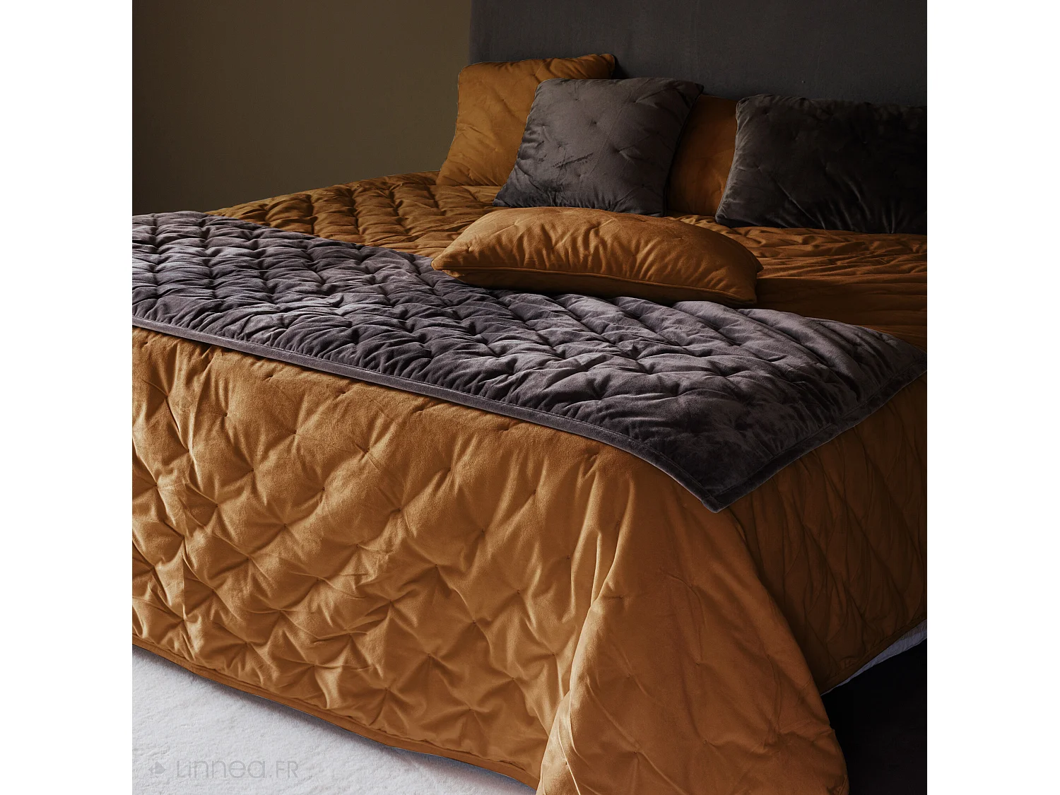 Housse de coussin 45x45 GIPSY velours piquage points brodés marron Camel