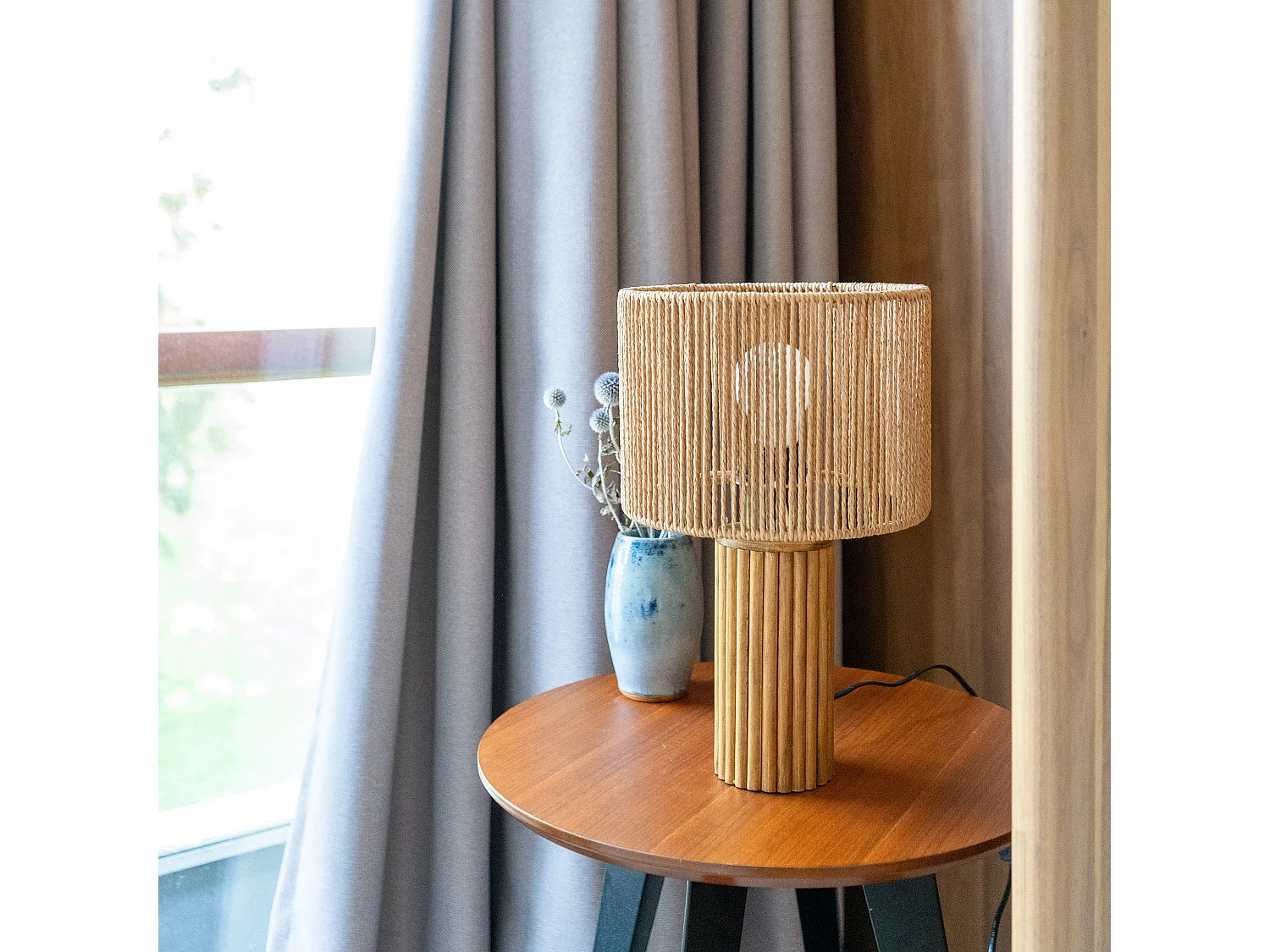 Lampe en papier de corde et socle en rondin de bois - Mira