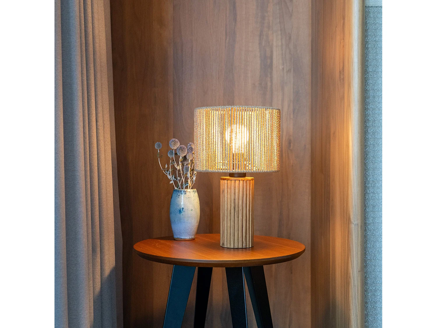 Lampe en papier de corde et socle en rondin de bois - Mira