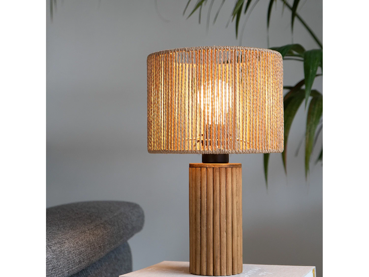 Lampe en papier de corde et socle en rondin de bois - Mira