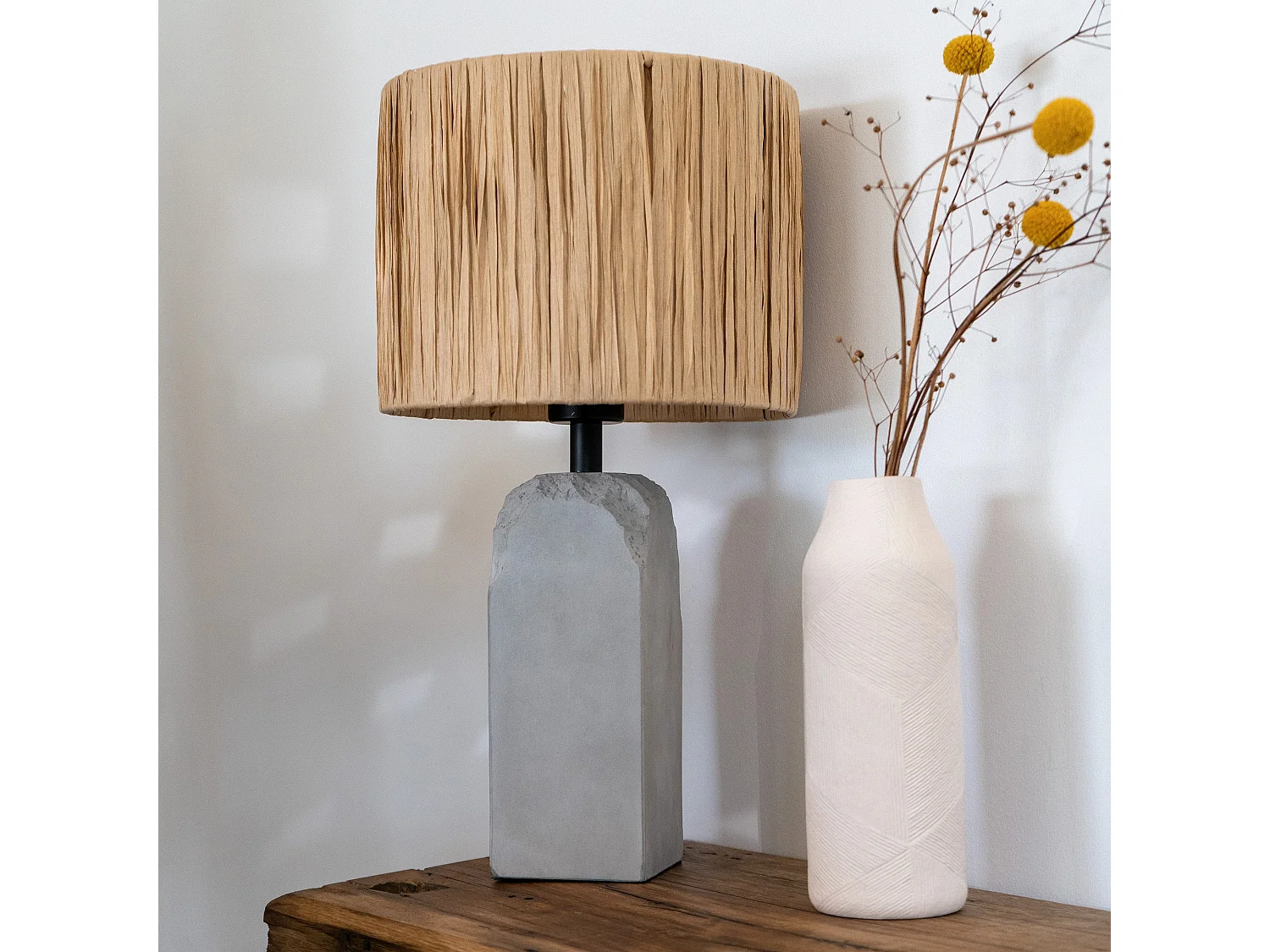 Lampe en raphia et socle en béton - Mya