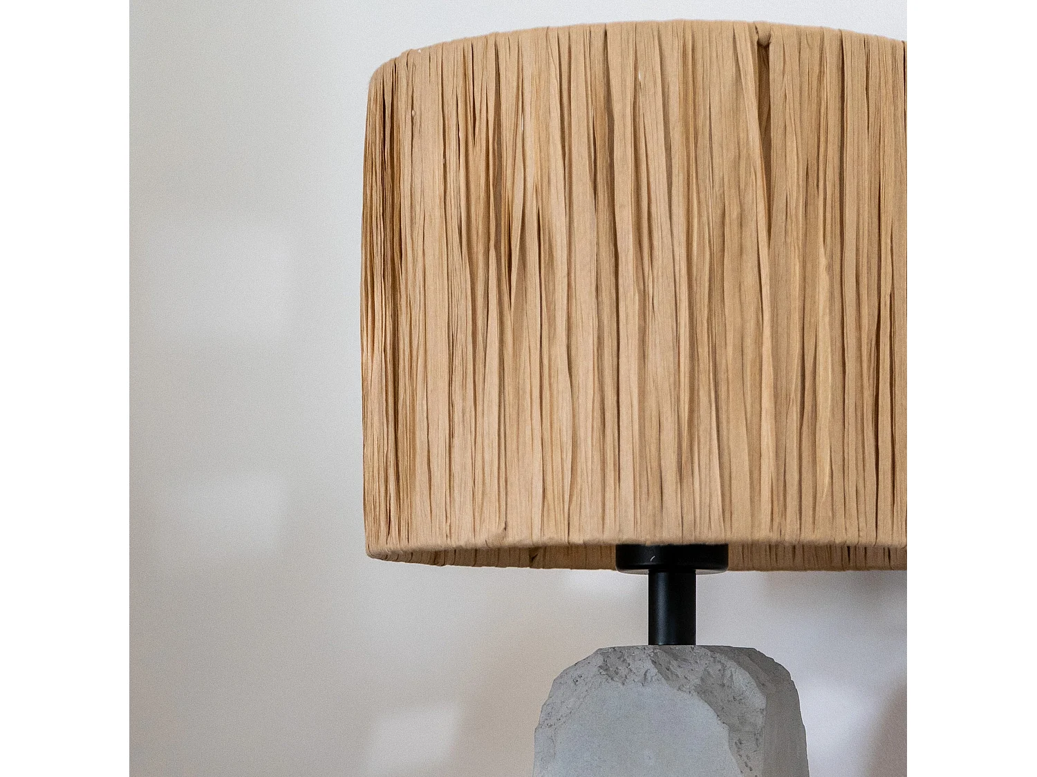 Lampe en raphia et socle en béton - Mya