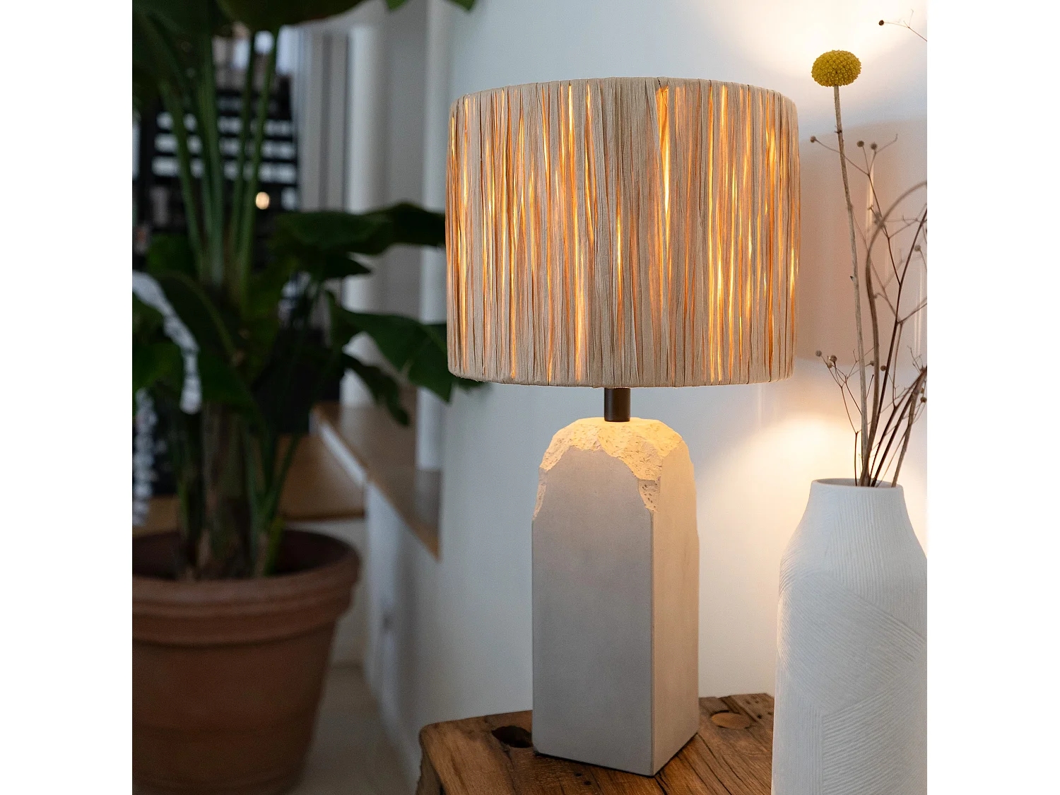 Lampe en raphia et socle en béton - Mya