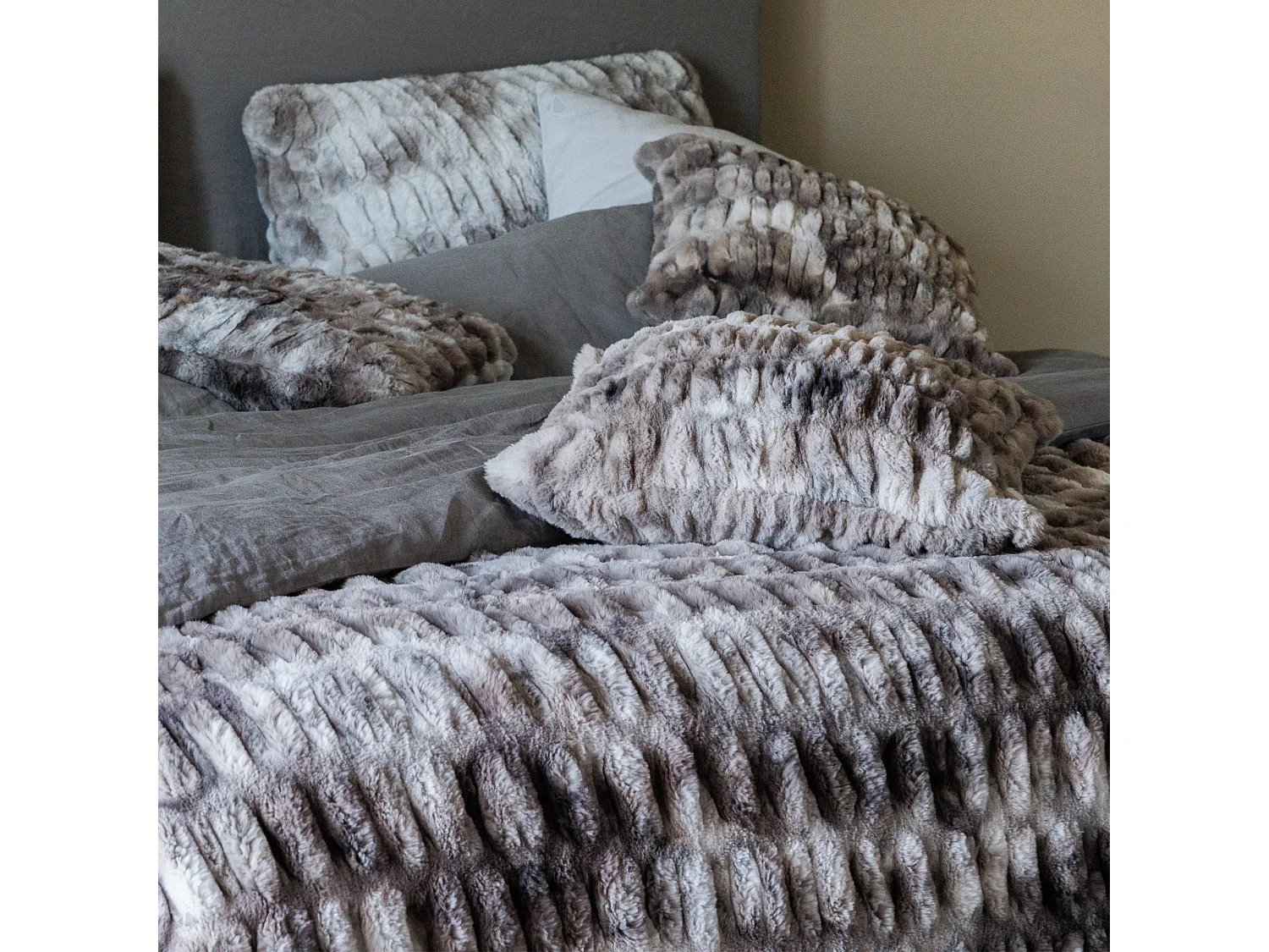 Plaid 150x200 ZIBELINE en fausse fourrure doublée velours gris Angora