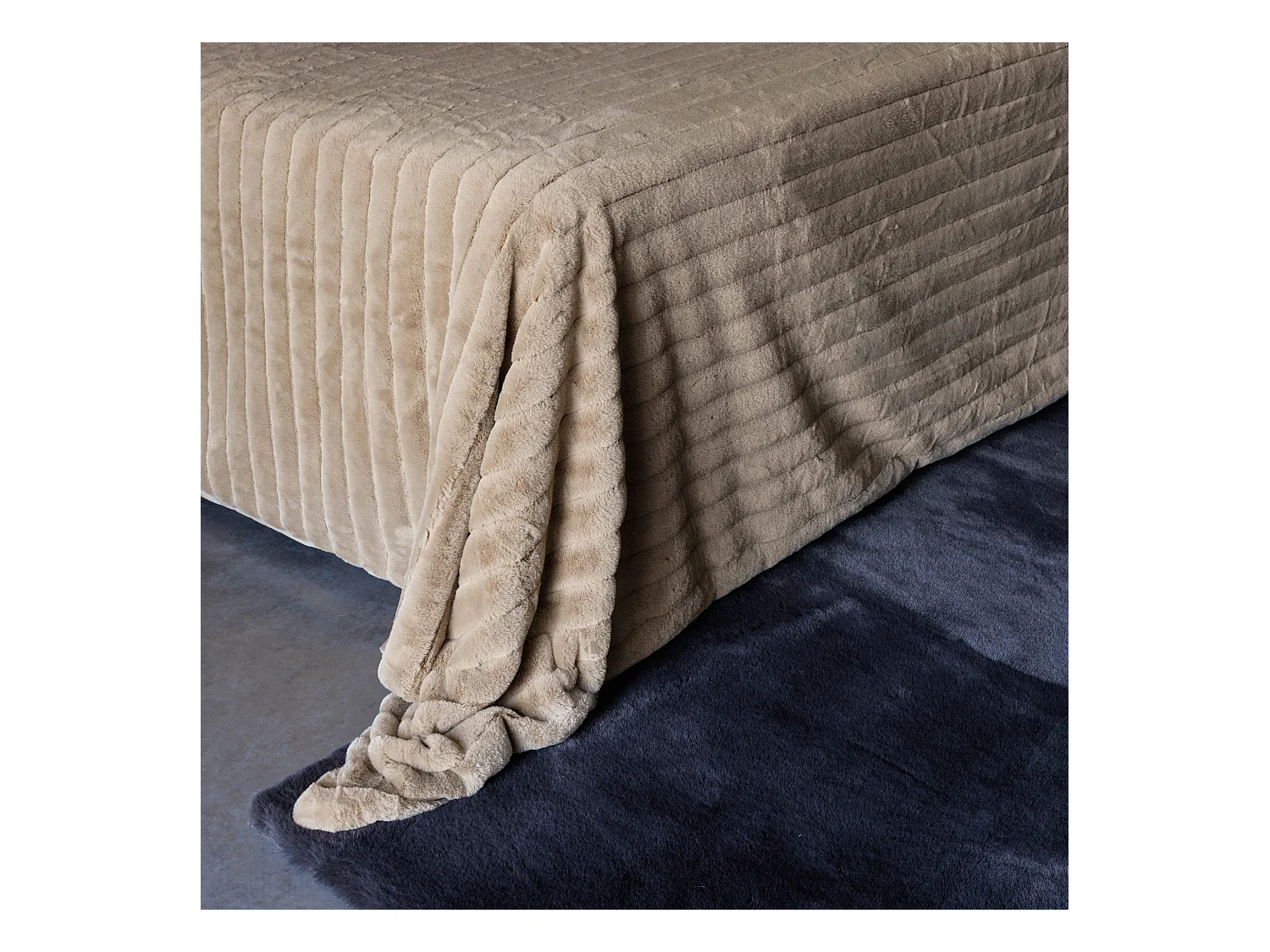 Dessus de lit 260x230 cm HERMINE fausse fourrure beige Naturel