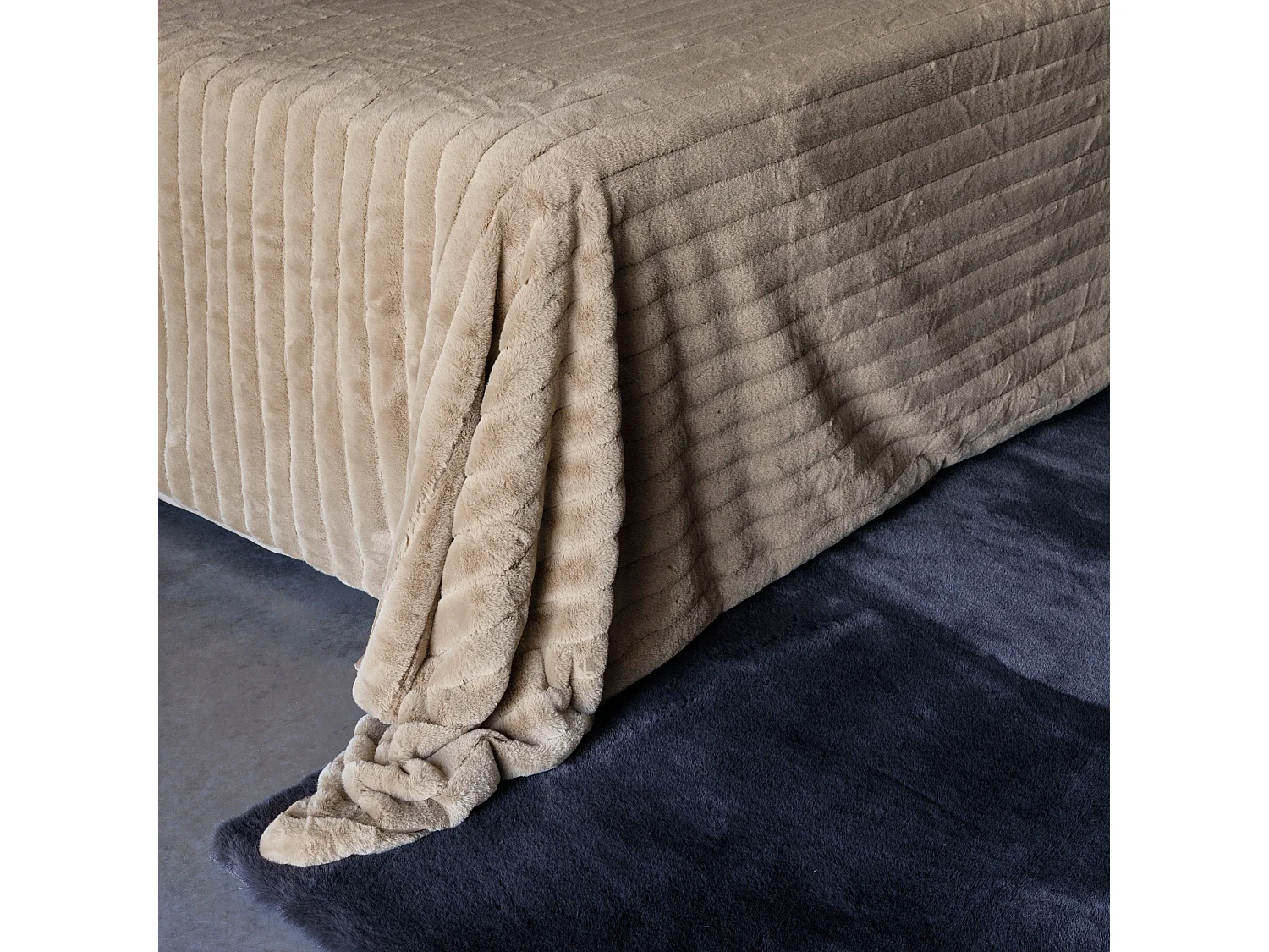 Dessus de lit 260x230 cm HERMINE fausse fourrure beige Naturel