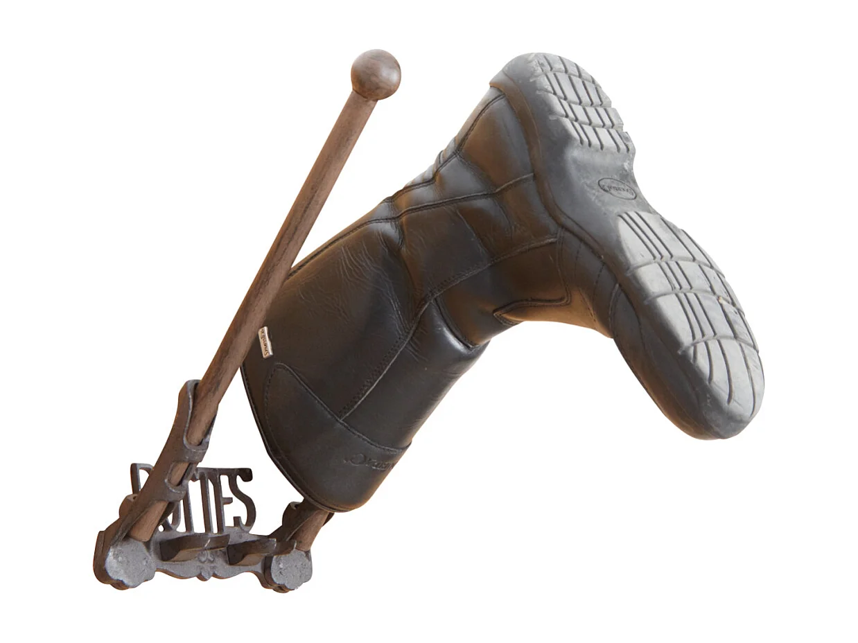 Porte-bottes mural en fonte et bois